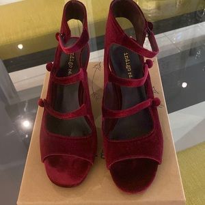 Velvet burgundy shoe with 3 bottoms closure